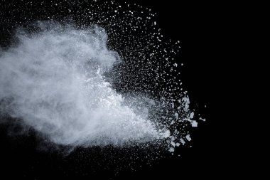 Siyah arka planda beyaz toz patlaması. Renkli bulut. Renkli toz patlar. Boya Holi.