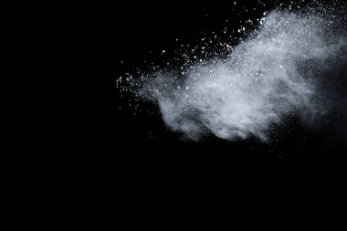 Siyah arka planda beyaz toz patlaması. Renkli bulut. Renkli toz patlar. Boya Holi.