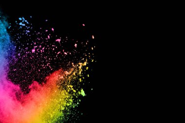 Siyah bir zemin üzerinde soyut renkli toz patlaması. Soyut toz püskürtülmüş arka plan, renk tozunun patlaması / renk tozunun dondurucu hareketi, çok renkli sim dokusu.