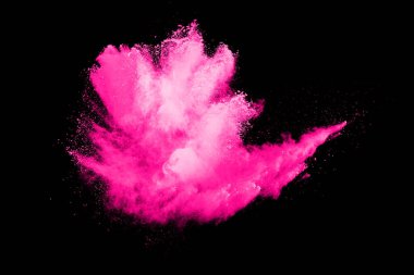Siyah arka planda pembe toz patlaması. Renkli bulut. Renkli toz patlar. Boya Holi.