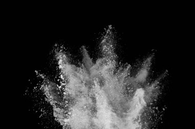 Siyah arka planda beyaz toz patlaması. Renkli bulut. Renkli toz patlar. Boya Holi.