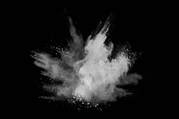 Взрыв белого пороха на черном фоне. Цветное облако. Разноцветная пыль взрывается. Холи, Пейнт.