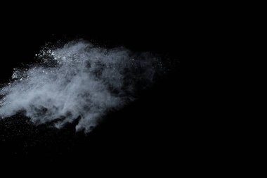 Siyah arka planda beyaz toz patlaması. Renkli bulut. Renkli toz patlar. Boya Holi.