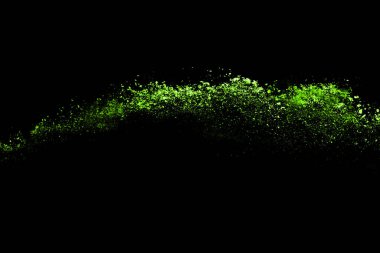 Soyut toz patlamasının hareketi siyah arka planda donmuş yeşil. Siyah zemin üzerindeki toz yeşilinin hareketini durdur. Patlayıcı tozu siyah arkaplanda yeşil.