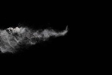 Siyah arka planda beyaz toz patlaması. Renkli bulut. Renkli toz patlar. Boya Holi.