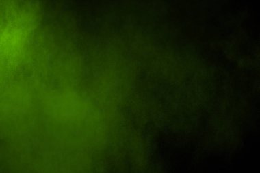 Soyut toz patlamasının hareketi siyah arka planda donmuş yeşil. Siyah zemin üzerindeki toz yeşilinin hareketini durdur. Patlayıcı tozu siyah arkaplanda yeşil.