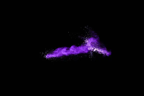 抽象的な塵爆発の動きは黒の背景に紫色を凍結した 黒の背景に粉末紫色の動きを停止します 黒の背景に爆発性粉末紫 — ストック写真