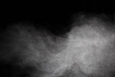 Siyah arka planda beyaz toz patlaması. Renkli bulut. Renkli toz patlar. Boya Holi.