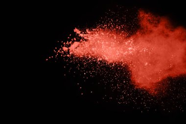 Beyaz arka planda canlı mercan renk pudrası patlaması. Renkli bulut. Renkli toz patlar. Boya Holi.