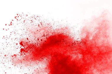 Beyaz arka planda izole edilmiş kırmızı barutun patlaması hareketsiz. Kırmızı toz bulutunun soyut tasarımı. Parçacık patlaması ekran koruyucusu, duvar kağıdı