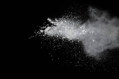 Siyah arka planda beyaz toz patlaması. Renkli bulut. Renkli toz patlar. Boya Holi.