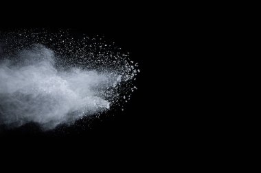 Siyah arka planda beyaz toz patlaması. Renkli bulut. Renkli toz patlar. Boya Holi.