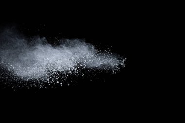 Siyah arka planda beyaz toz patlaması. Renkli bulut. Renkli toz patlar. Boya Holi.