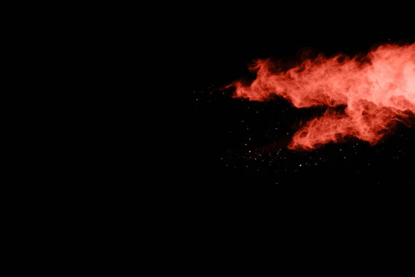 活的珊瑚粉抛撒背景 彩粉爆炸 抛掷的冻结运动 黑色背景上的彩光纹理 — 图库照片