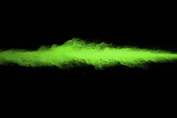 抽象尘埃爆炸的运动在黑色背景上冻结了绿色 停止粉状绿色在黑色背景上的运动 黑色背景上的绿色炸药 — 图库照片