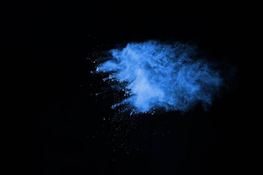 Siyah arka planda mavi barut patlaması. Renkli bulut. Renkli toz patlar. Boya Holi.