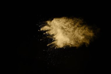 Siyah arka planda altın tozu patlaması. Renkli bulut. Renkli toz patlar. Boya Holi.