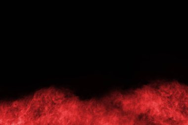 Siyah arka planda soyut kırmızı toz patlaması. Siyah arka planda soyut kırmızı toz sıçramış. Patlayan kırmızı barutun hareketsiz hareketi.