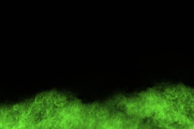 Soyut toz patlamasının hareketi siyah arka planda donmuş yeşil. Siyah zemin üzerindeki toz yeşilinin hareketini durdur. Patlayıcı tozu siyah arkaplanda yeşil.