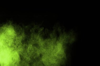 Soyut toz patlamasının hareketi siyah arka planda donmuş yeşil. Siyah zemin üzerindeki toz yeşilinin hareketini durdur. Patlayıcı tozu siyah arkaplanda yeşil.