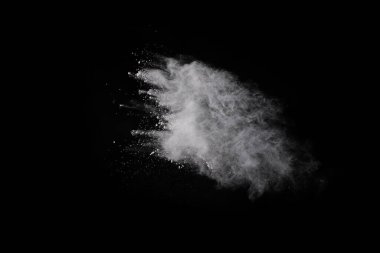 Siyah arka planda beyaz toz patlaması. Renkli bulut. Renkli toz patlar. Boya Holi.