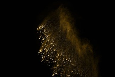 Siyah arka planda altın tozu patlaması. Renkli bulut. Renkli toz patlar. Boya Holi.