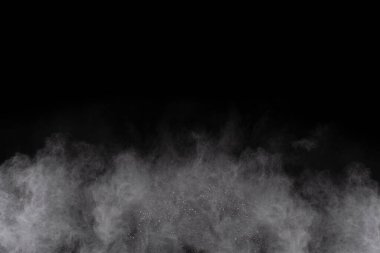 Siyah arka planda beyaz toz patlaması. Renkli bulut. Renkli toz patlar. Boya Holi.