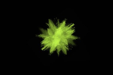 Soyut toz patlamasının hareketi siyah arka planda donmuş yeşil. Siyah zemin üzerindeki toz yeşilinin hareketini durdur. Patlayıcı tozu siyah arkaplanda yeşil.
