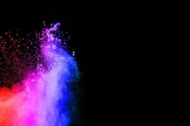 Siyah bir zemin üzerinde soyut renkli toz patlaması. Soyut toz püskürtülmüş arka plan, renk tozunun patlaması / renk tozunun dondurucu hareketi, çok renkli sim dokusu.