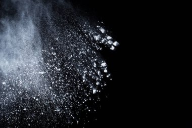 Siyah arka planda beyaz toz patlaması. Renkli bulut. Renkli toz patlar. Boya Holi.