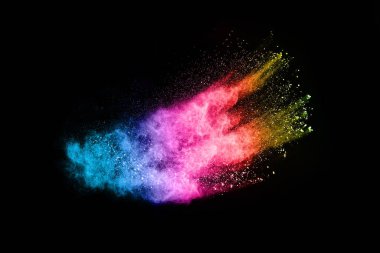 Siyah bir zemin üzerinde soyut renkli toz patlaması. Soyut toz püskürtülmüş arka plan, renk tozunun patlaması / renk tozunun dondurucu hareketi, çok renkli sim dokusu.