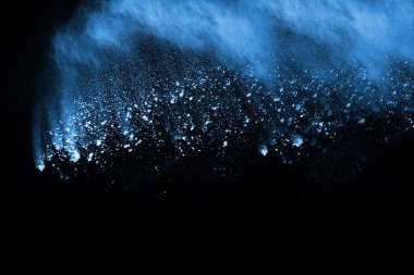Siyah arka planda mavi barut patlaması. Renkli bulut. Renkli toz patlar. Boya Holi.