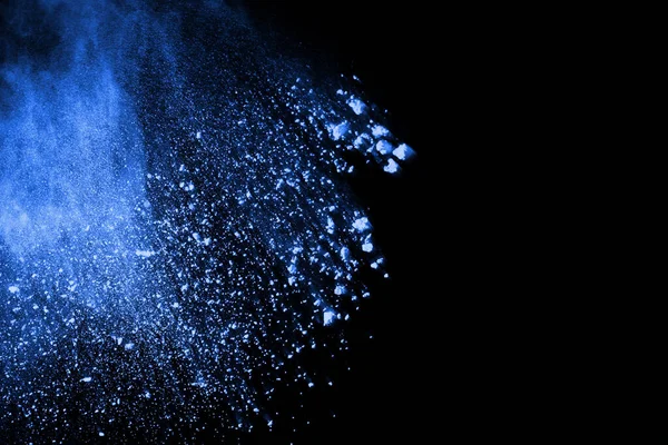 蓝色粉末在黑色背景爆炸 五颜六色的灰尘爆炸了 油漆Holi — 图库照片