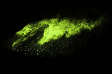 Soyut toz patlamasının hareketi siyah arka planda donmuş yeşil. Siyah zemin üzerindeki toz yeşilinin hareketini durdur. Patlayıcı tozu siyah arkaplanda yeşil.