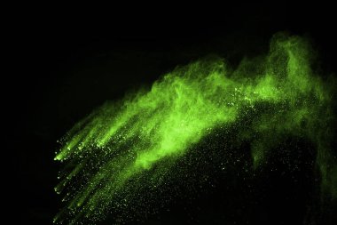 Soyut toz patlamasının hareketi siyah arka planda donmuş yeşil. Siyah zemin üzerindeki toz yeşilinin hareketini durdur. Patlayıcı tozu siyah arkaplanda yeşil.