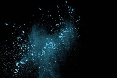 Siyah arka planda mavi barut patlaması. Renkli bulut. Renkli toz patlar. Boya Holi.