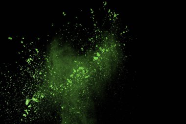 Soyut toz patlamasının hareketi siyah arka planda donmuş yeşil. Siyah zemin üzerindeki toz yeşilinin hareketini durdur. Patlayıcı tozu siyah arkaplanda yeşil.