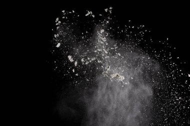 Siyah arka planda beyaz toz patlaması. Renkli bulut. Renkli toz patlar. Boya Holi.
