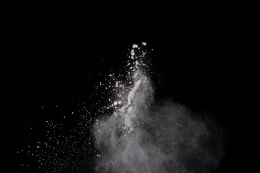 Siyah arka planda beyaz toz patlaması. Renkli bulut. Renkli toz patlar. Boya Holi.