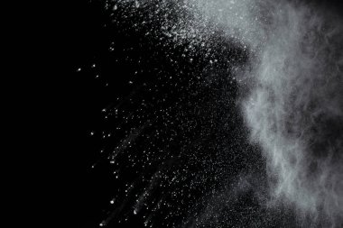 Siyah arka planda beyaz toz patlaması. Renkli bulut. Renkli toz patlar. Boya Holi.