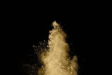 Siyah arka planda altın tozu patlaması. Renkli bulut. Renkli toz patlar. Boya Holi.
