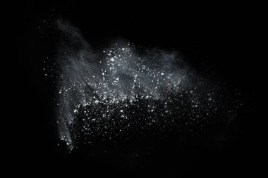 Siyah arka planda beyaz toz patlaması. Renkli bulut. Renkli toz patlar. Boya Holi.