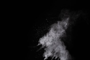 Siyah arka planda beyaz toz patlaması. Renkli bulut. Renkli toz patlar. Boya Holi.