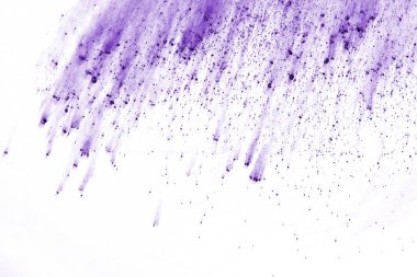 Barut patlaması. Mor toz parçacığının beyaza izole edilmiş görüntüsü. Soyut arkaplan.