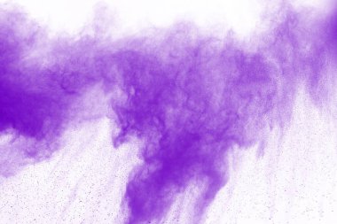Barut patlaması. Mor toz parçacığının beyaza izole edilmiş görüntüsü. Soyut arkaplan.