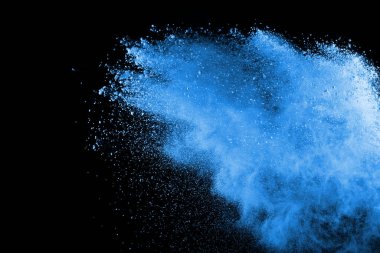 Siyah arka planda mavi barut patlaması. Renkli bulut. Renkli toz patlar. Boya Holi.