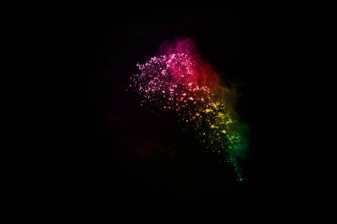 Siyah bir zemin üzerinde soyut renkli toz patlaması. Soyut toz püskürtülmüş arka plan, renk tozunun patlaması / renk tozunun dondurucu hareketi, çok renkli sim dokusu.