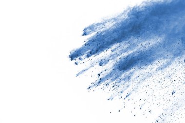 Beyaz arka planda mavi renkli toz patlaması. Renkli bulut. Renkli toz patlar. Boya Holi.