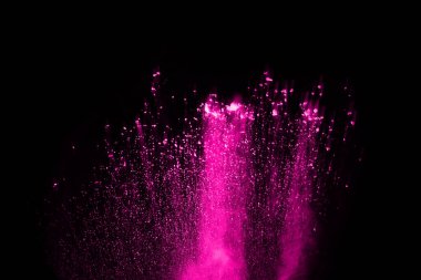 Siyah arka planda pembe toz patlaması. Renkli bulut. Renkli toz patlar. Boya Holi.