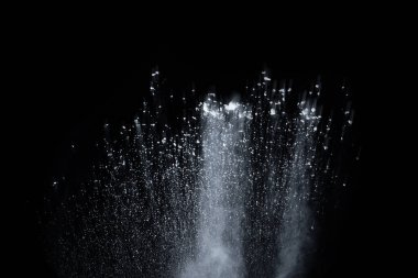 Siyah arka planda beyaz toz patlaması. Renkli bulut. Renkli toz patlar. Boya Holi.